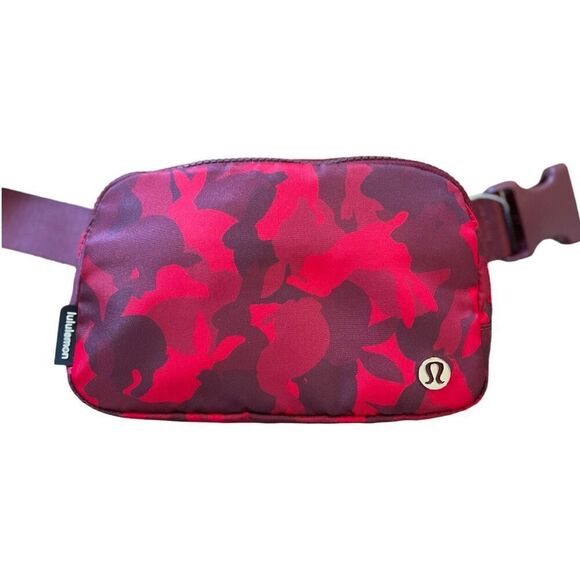 LULULEMON Everywhere Belt Bag in Red Camo SPECIAL EDITION 1 Liter 2023 New Year - Picture 1 of 15
